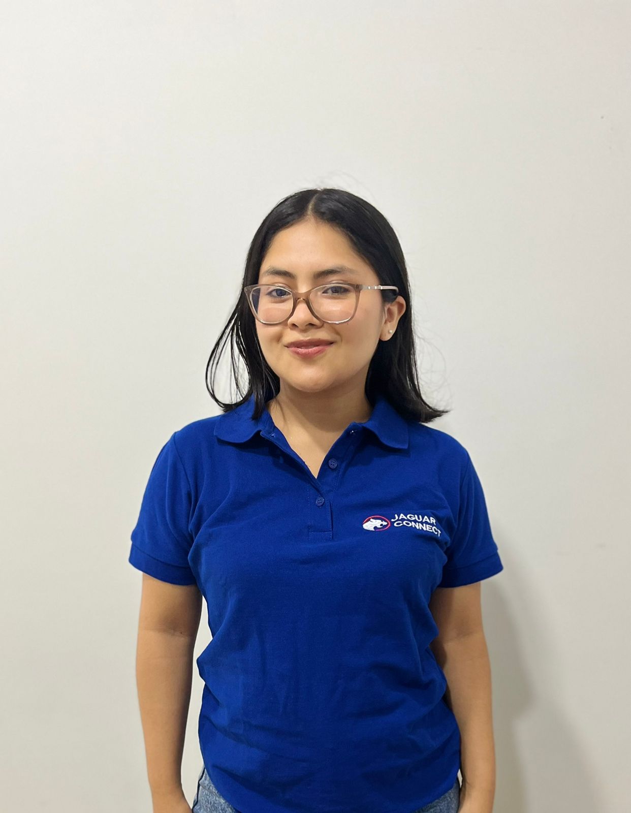 Asesora Jaguar Connect con polo azul y lentes