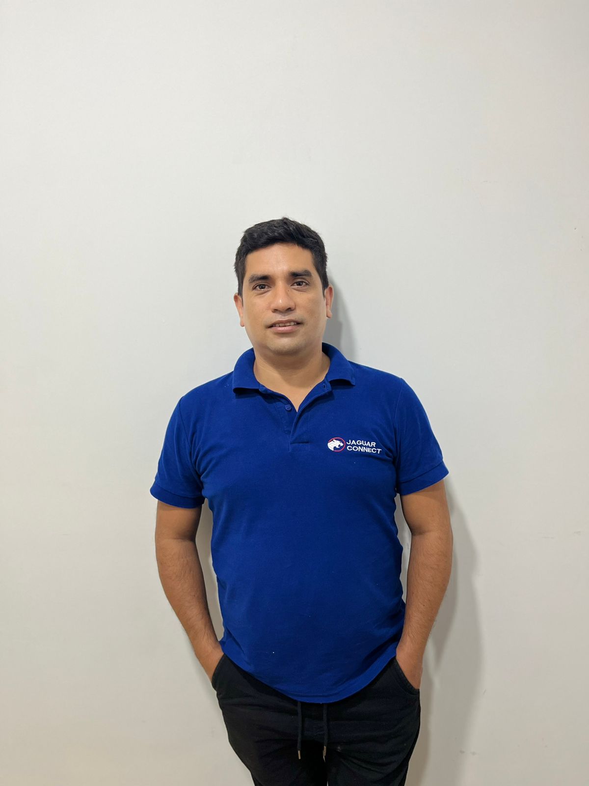 Asesor Jaguar Connect con polo azul